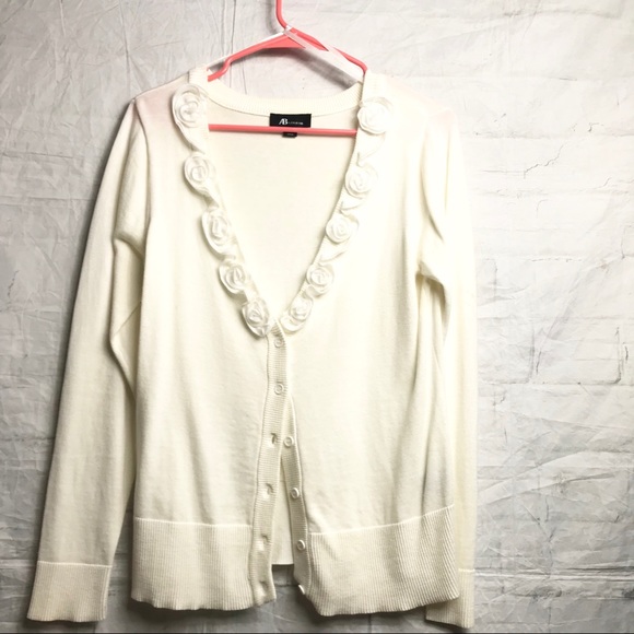 AB Studio White Cardi Sweater Sz L Chiffon Roses - Picture 1 of 3